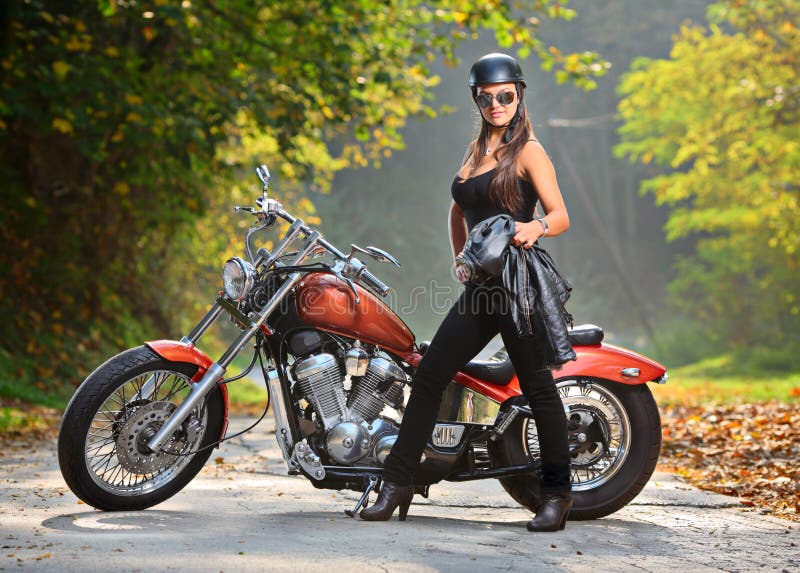 ragazza del motociclista fotografia stock libera da diritti ragazza del motociclista fotografia stock libera da diritti