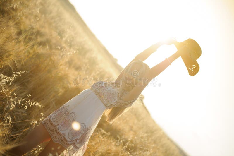 Ragazza del paese nel giacimento del fieno fotografie stock libere da diritti Ragazza del paese nel giacimento del fieno fotografie stock libere da diritti