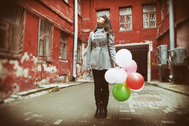 Ragazza dell'adolescente con i palloni variopinti fotografia stock libera da diritti Ragazza dell'adolescente con i palloni variopinti fotografia stock libera da diritti