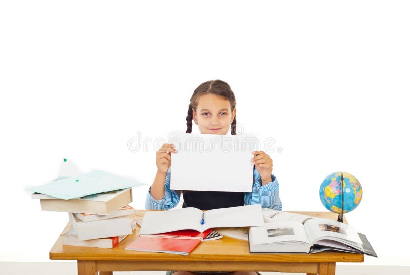 Ragazza dell'allievo alla pupilla con documento in bianco fotografie stock Ragazza dell'allievo alla pupilla con documento in bianco fotografie stock