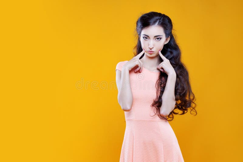 Ragazza dell'asiatico di modo Ritratto su fondo giallo fotografia stock libera da diritti Ragazza dell'asiatico di modo Ritratto su fondo giallo fotografia stock libera da diritti