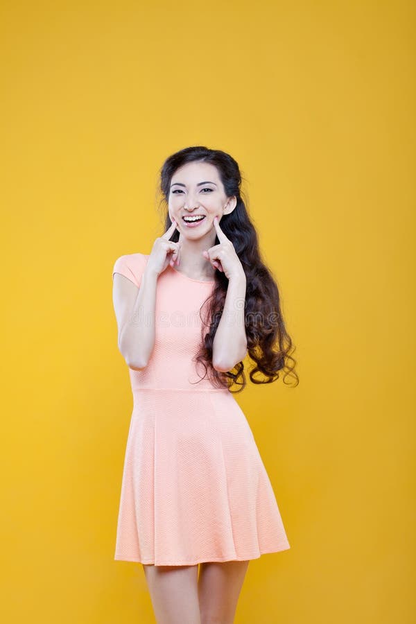 Ragazza dell'asiatico di modo Ritratto su giallo fotografia stock libera da diritti Ragazza dell'asiatico di modo Ritratto su giallo fotografia stock libera da diritti