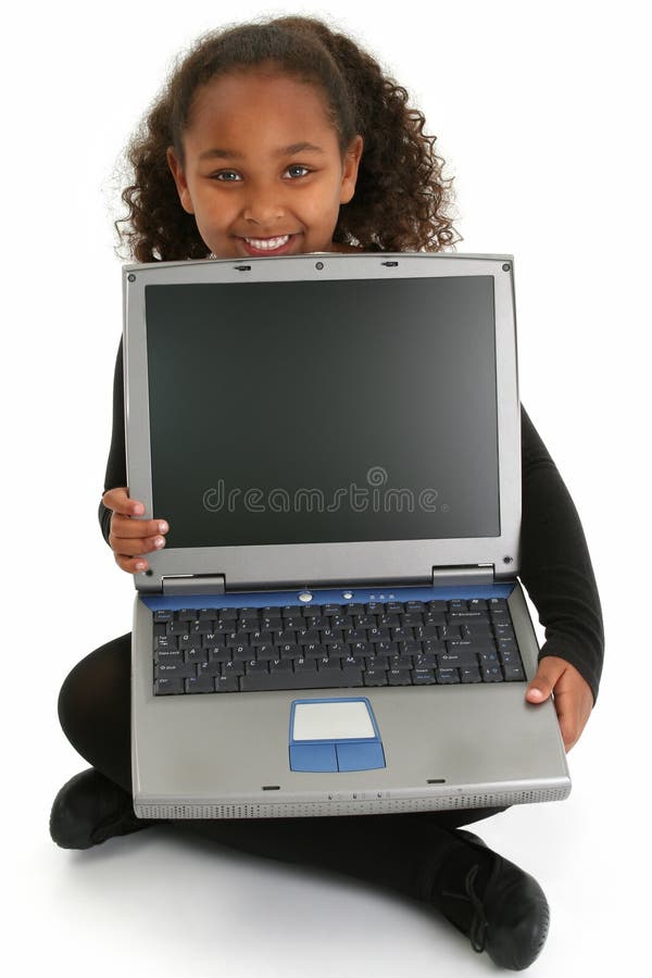 Ragazza di Adorablel sul pavimento con il computer portatile immagini stock Ragazza di Adorablel sul pavimento con il computer portatile immagini stock