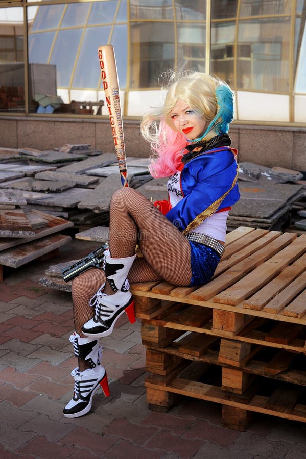 Ragazza Di Cosplayer in Costume Di Harley Quinn Immagine Stock Editoriale -  Immagine di giovane, odessa: 75872324