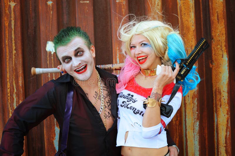 Ragazza Di Cosplayer Nel Costume E Nell'uomo Di Harley Quinn in Costume Del  Burlone Fotografia Stock Editoriale - Immagine di fumetti, accoppiamento:  75871953