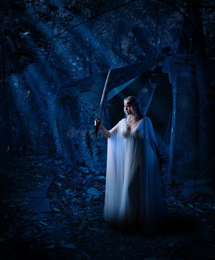 Ragazza di Elf nella foresta di notte fotografia stock libera da diritti Ragazza di Elf nella foresta di notte fotografia stock libera da diritti