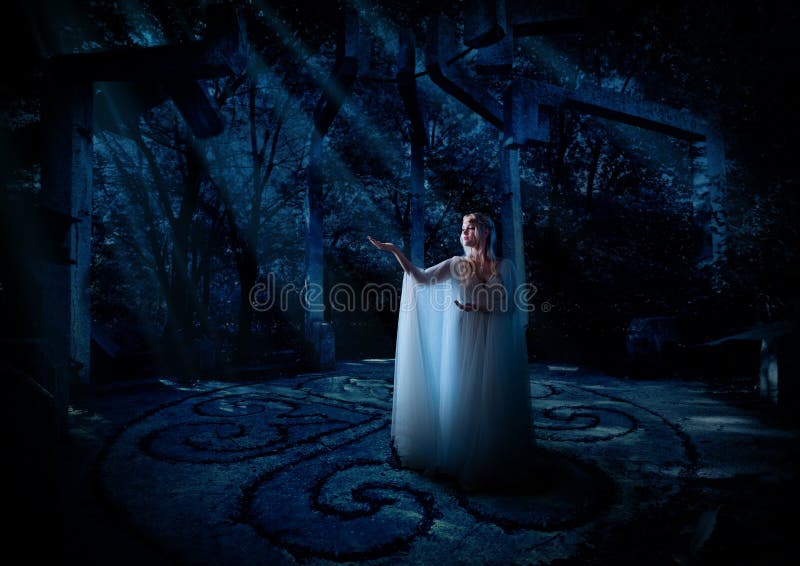 Ragazza di Elf nella versione della foresta di notte fotografia stock libera da diritti Ragazza di Elf nella versione della foresta di notte fotografia stock libera da diritti