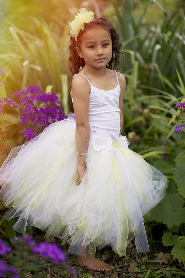 Ragazza di fiore graziosa. immagine stock Ragazza di fiore graziosa. immagine stock