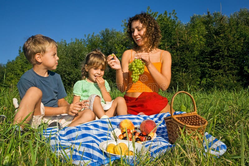 ragazza di g del ragazzo poche donne di picnic immagine stock libera da diritti ragazza di g del ragazzo poche donne di picnic immagine stock libera da diritti