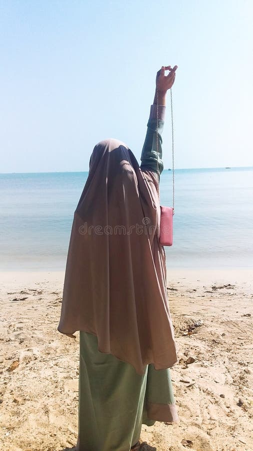Ragazza di Hijab nella spiaggia fotografia stock Ragazza di Hijab nella spiaggia fotografia stock