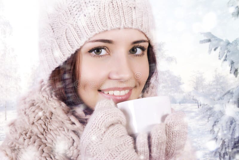 Ragazza di inverno che beve bevanda calda. fotografia stock Ragazza di inverno che beve bevanda calda. fotografia stock