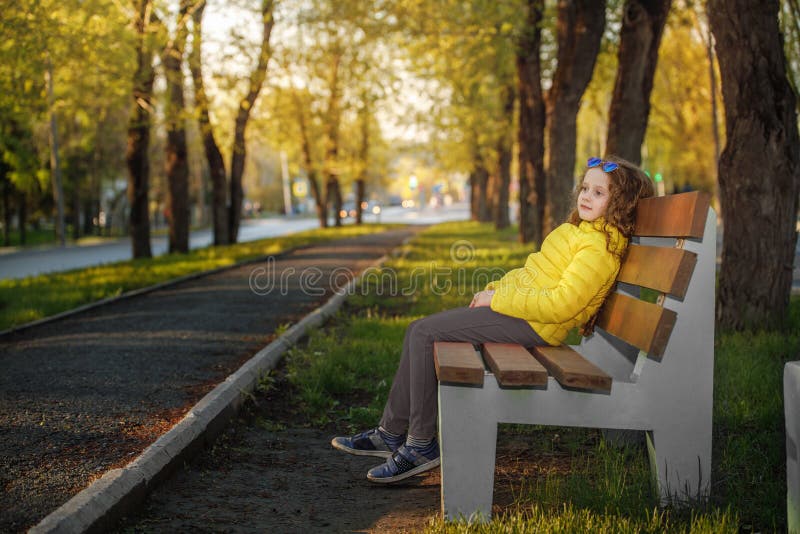 Ragazza di Llittle che riposa in un parco di autunno immagine stock libera da diritti Ragazza di Llittle che riposa in un parco di autunno immagine stock libera da diritti