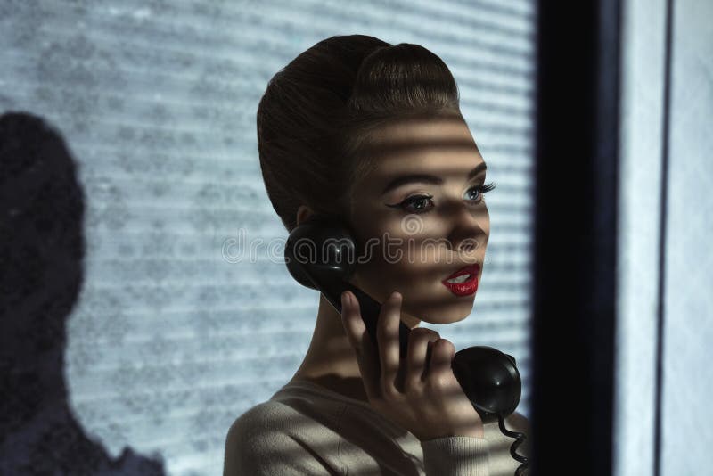 Ragazza di modo con il retro ricevitore fotografia stock
