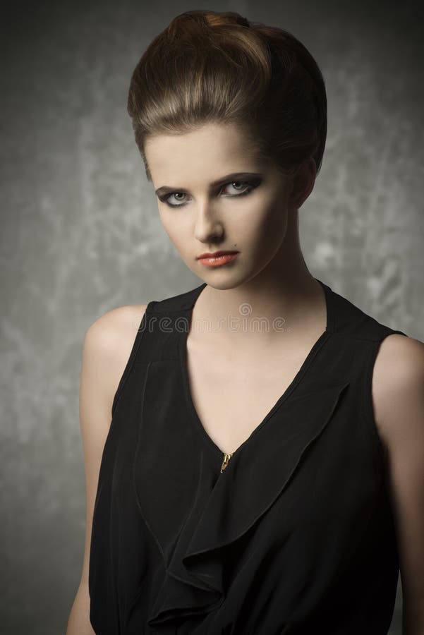 Ragazza di modo con il vestito nero fotografia stock libera da diritti Ragazza di modo con il vestito nero fotografia stock libera da diritti