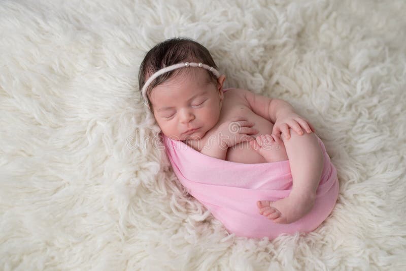 Ragazza di neonato fasciata e addormentata fotografie stock Ragazza di neonato fasciata e addormentata fotografie stock
