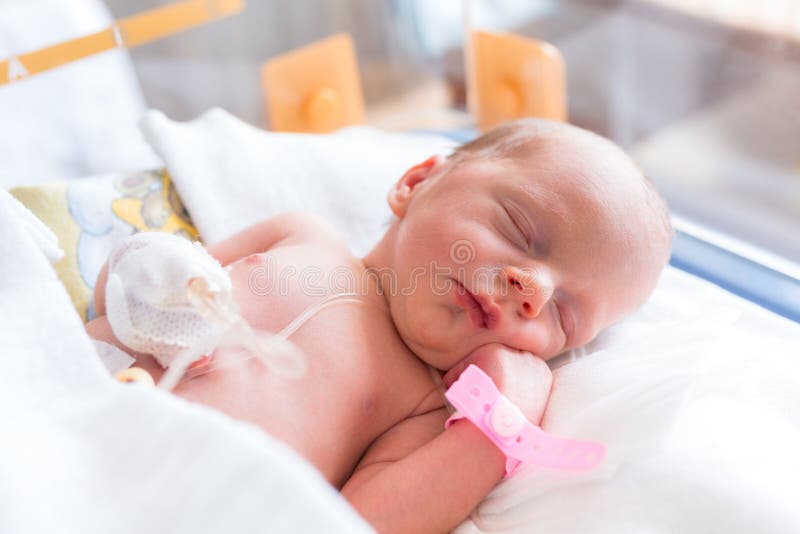 Ragazza di neonato nell'ospedale fotografia stock Ragazza di neonato nell'ospedale fotografia stock