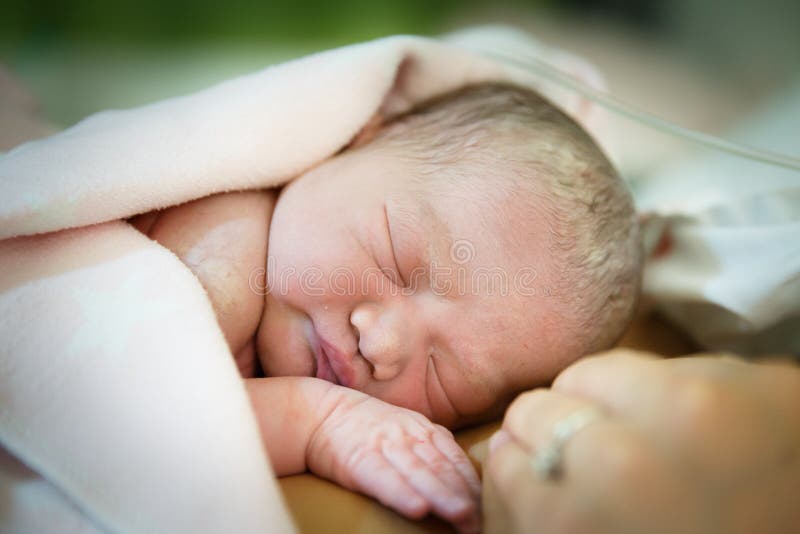Ragazza di neonato subito dopo la consegna immagini stock libere da diritti Ragazza di neonato subito dopo la consegna immagini stock libere da diritti