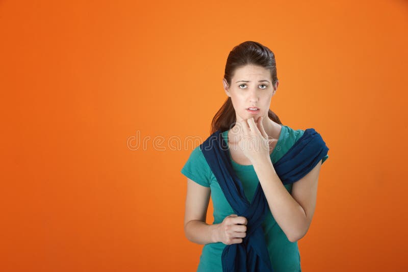 Ragazza di pensiero seria fotografia stock Ragazza di pensiero seria fotografia stock