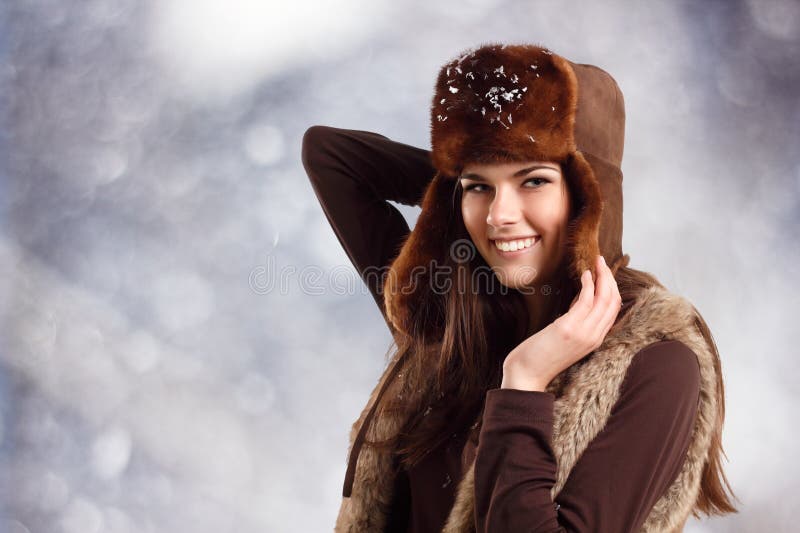 Ragazza di Teennager che sorride sulla priorità bassa di inverno immagine stock libera da diritti Ragazza di Teennager che sorride sulla priorità bassa di inverno immagine stock libera da diritti
