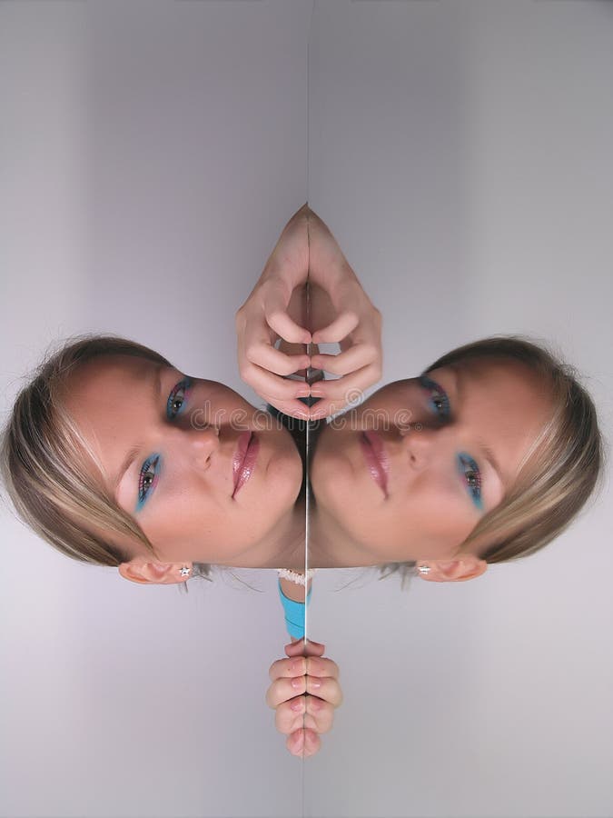 Ragazza che si trucca davanti allo specchio immagine stock libera da diritti