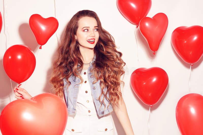 Ragazza di Valentine Beauty con gli aerostati rossi che ride, sul fondo bianco Bella giovane donna felice Il giorno della donna P fotografia stock Ragazza di Valentine Beauty con gli aerostati rossi che ride, sul fondo bianco Bella giovane donna felice Il giorno della donna P fotografia stock
