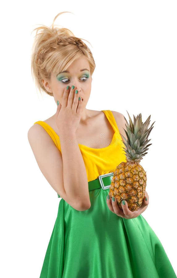 Ragazza divertente con l'ananas immagini stock libere da diritti Ragazza divertente con l'ananas immagini stock libere da diritti
