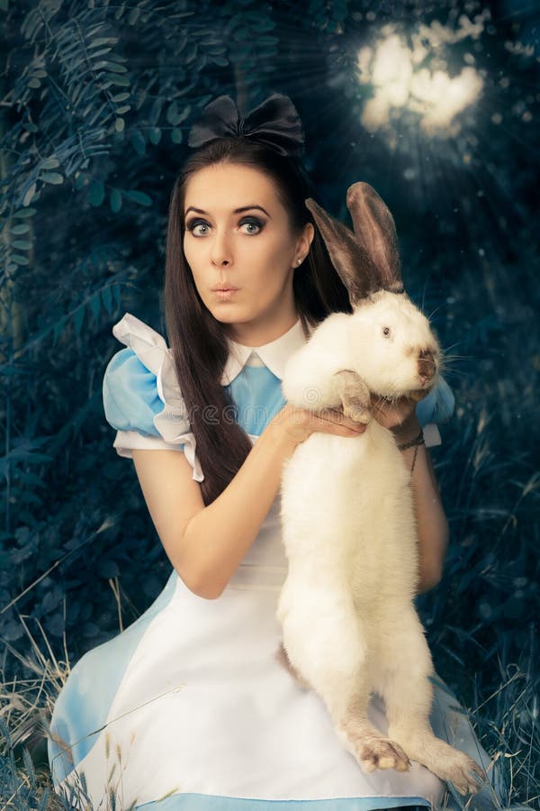 Ragazza Divertente Costumed Come Alice Nel Paese Delle Meraviglie Con Il  Coniglio Bianco Fotografia Stock - Immagine di bizzarro, espressivo:  60191924