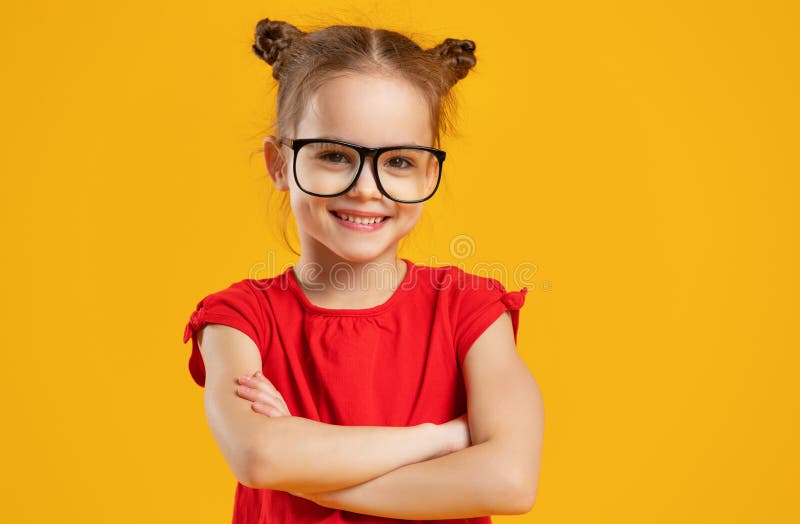 Ragazza divertente del bambino in vetri su fondo colorato fotografia stock