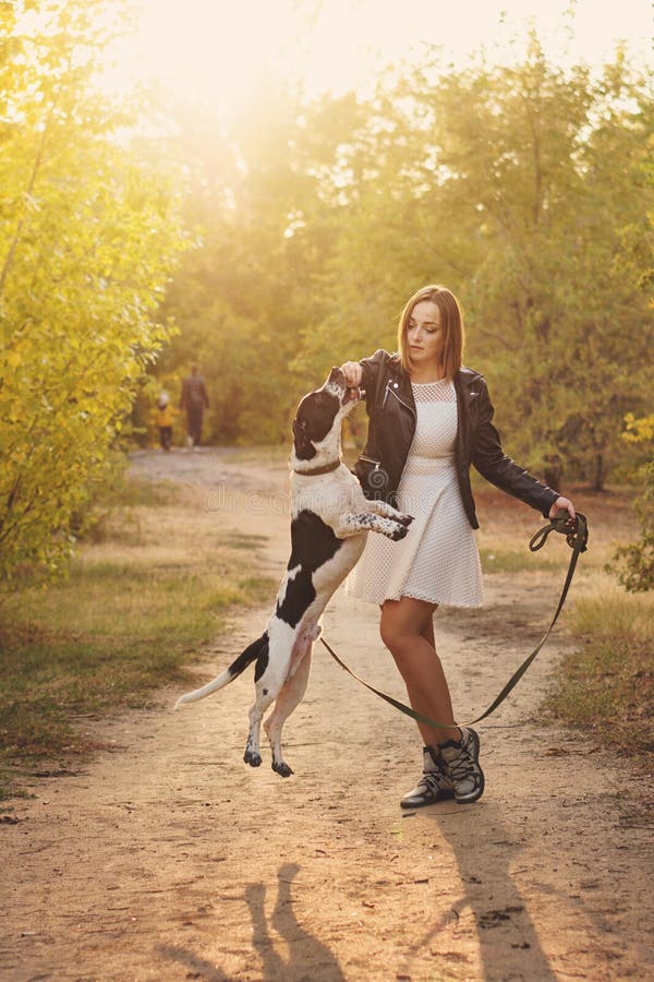 Ragazza e cane nel parco di autunno