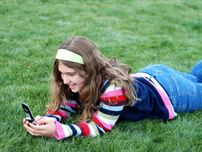 Ragazza e cellulare immagine stock libera da diritti Ragazza e cellulare immagine stock libera da diritti