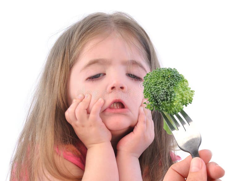Ragazza e dieta sana dei broccoli su bianco