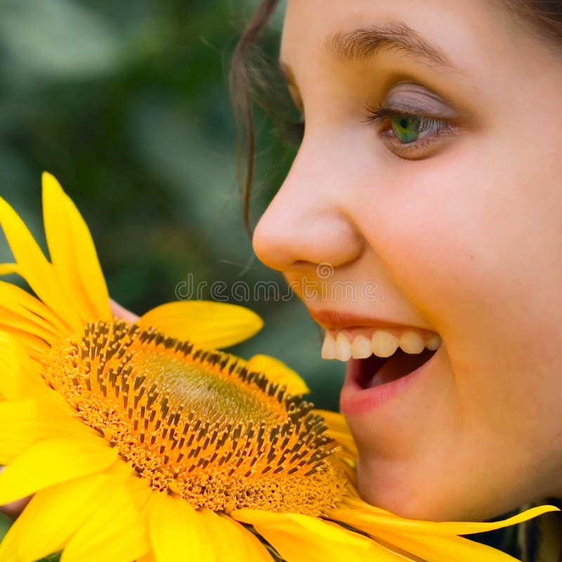 Ragazza e girasole di sorriso fotografie stock Ragazza e girasole di sorriso fotografie stock