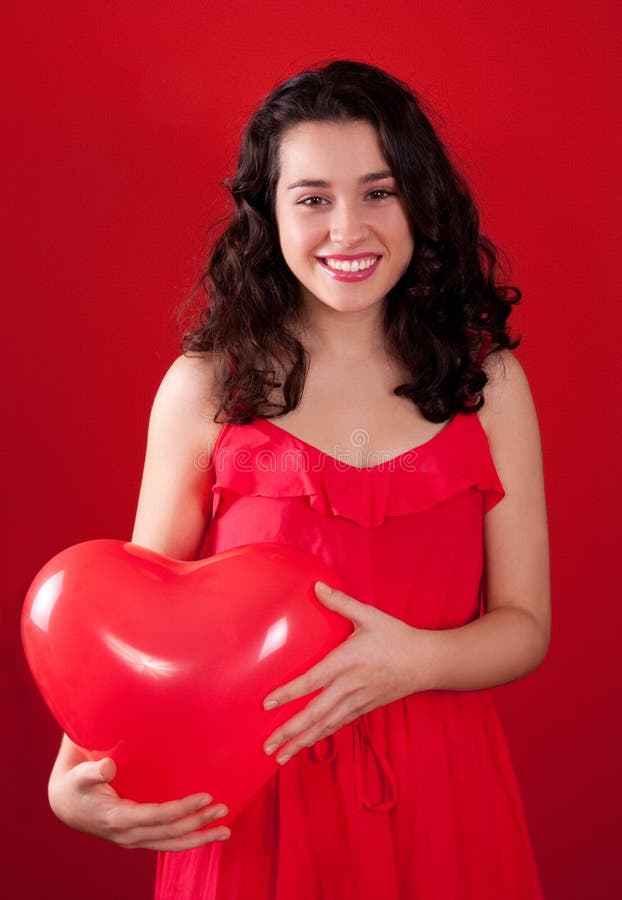 Ragazza ed aerostato a forma di del cuore rosso fotografia stock libera da diritti Ragazza ed aerostato a forma di del cuore rosso fotografia stock libera da diritti