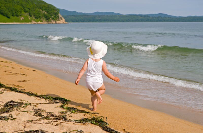 Ragazza ed il mare. fotografia stock libera da diritti Ragazza ed il mare. fotografia stock libera da diritti