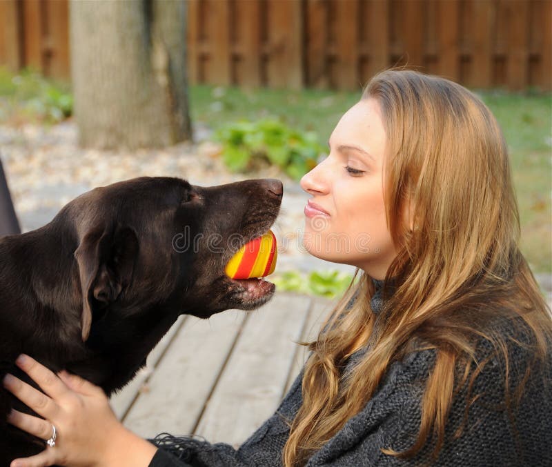 Donna Che Fa Sesso Con Cane Ragazza ed il suo cane. fotografia stock. Immagine di sguardo - 15917766