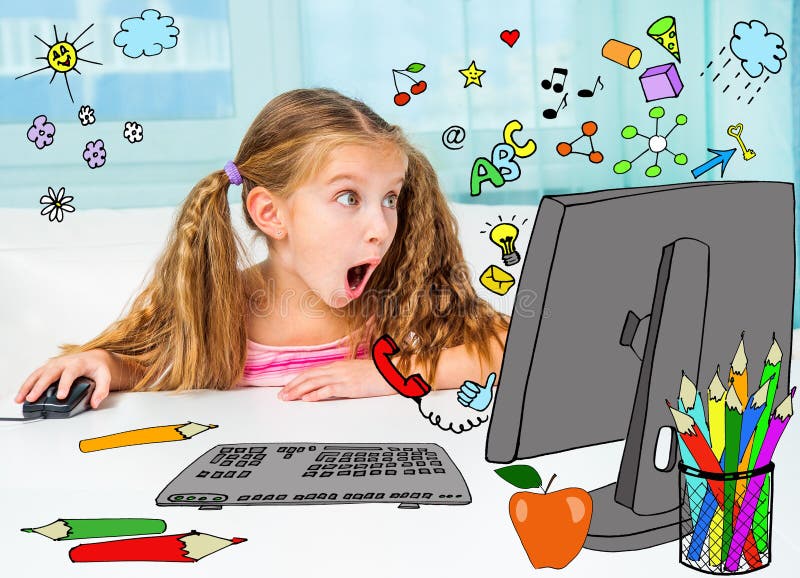 Ragazza ed il suo computer magico fotografie stock Ragazza ed il suo computer magico fotografie stock