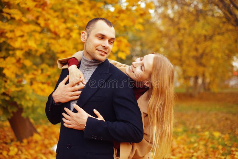 Ragazza ed uomo o amanti sull'abbraccio della data Coppie nell'amore in sosta Concetto di datazione di autunno Uomo e donna con i fotografie stock Ragazza ed uomo o amanti sull'abbraccio della data Coppie nell'amore in sosta Concetto di datazione di autunno Uomo e donna con i fotografie stock
