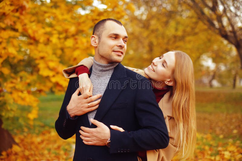 Ragazza ed uomo o amanti sull'abbraccio della data Coppie nell'amore in sosta Concetto di datazione di autunno Uomo e donna con i fotografia stock libera da diritti Ragazza ed uomo o amanti sull'abbraccio della data Coppie nell'amore in sosta Concetto di datazione di autunno Uomo e donna con i fotografia stock libera da diritti