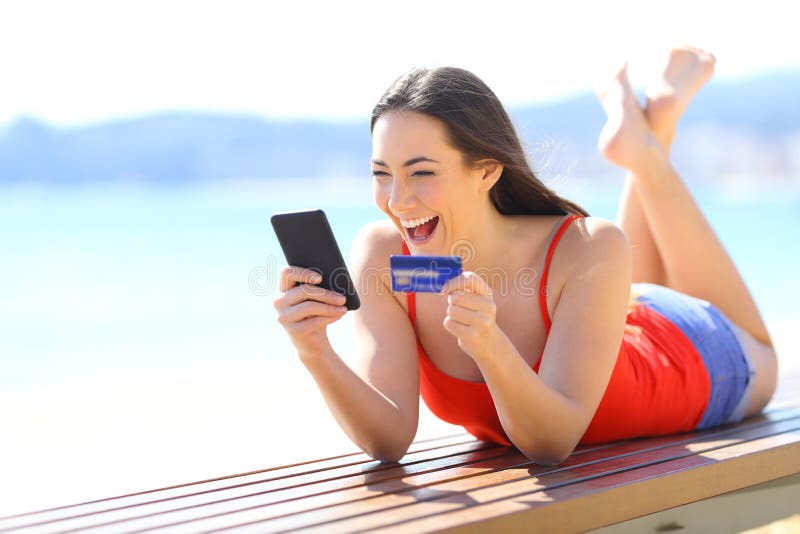 Ragazza emozionante che scopre che le offerte di commercio elettronico comprano online immagini stock libere da diritti Ragazza emozionante che scopre che le offerte di commercio elettronico comprano online immagini stock libere da diritti