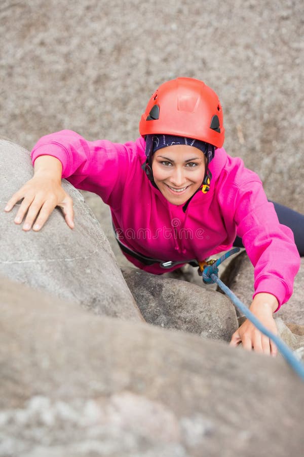 Ragazza felice che scala parete rocciosa fotografia stock Ragazza felice che scala parete rocciosa fotografia stock