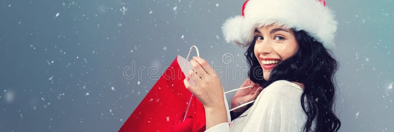 Ragazza felice che tiene una borsa della spesa in una giornata di neve fotografie stock