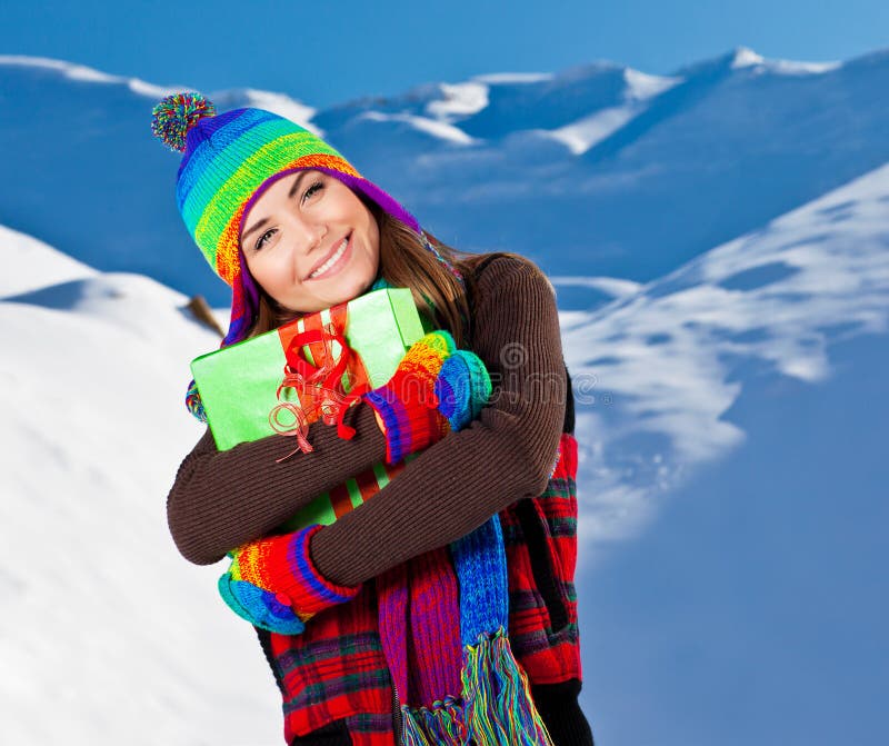Ragazza felice con il regalo di natale, ritratto di inverno fotografia stock libera da diritti Ragazza felice con il regalo di natale, ritratto di inverno fotografia stock libera da diritti
