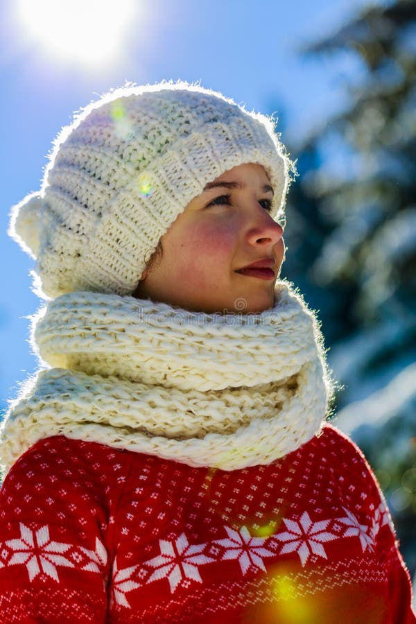 Ragazza felice di inverno che porta la sciarpa tricottata di usura fotografia stock libera da diritti Ragazza felice di inverno che porta la sciarpa tricottata di usura fotografia stock libera da diritti
