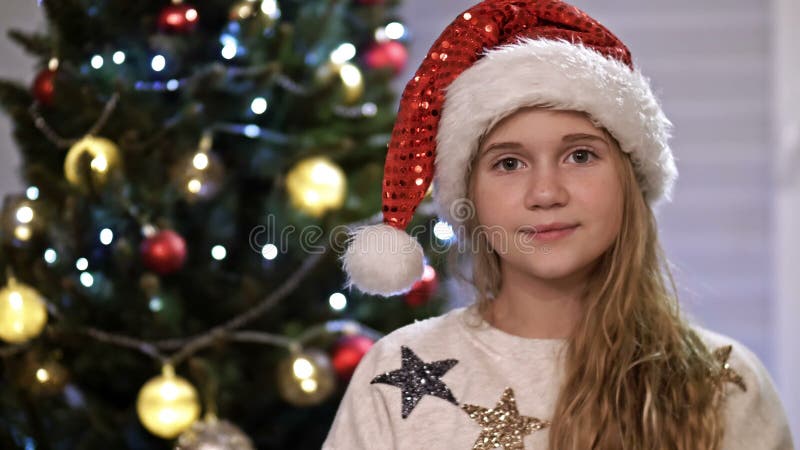 Ragazza felice di un ritratto, ragazza felice, ragazza felice, festeggiata a casa, albero di Natale