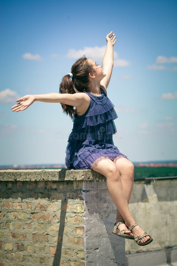 Ragazza felice il giorno di estate del tetto immagine stock libera da diritti Ragazza felice il giorno di estate del tetto immagine stock libera da diritti