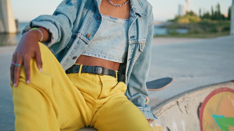 Ragazza figa dello skatepark in abiti eleganti chiusa. modello africano