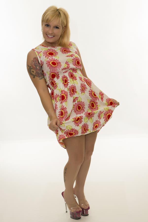 Ragazza graziosa che tiene il suo vestito fotografie stock Ragazza graziosa che tiene il suo vestito fotografie stock