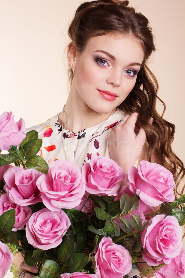 Ragazza graziosa con le rose rosa immagini stock libere da diritti Ragazza graziosa con le rose rosa immagini stock libere da diritti