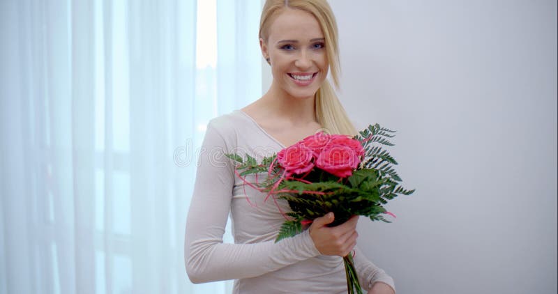 Ragazza graziosa sorpresa con il mazzo dei fiori video d archivio