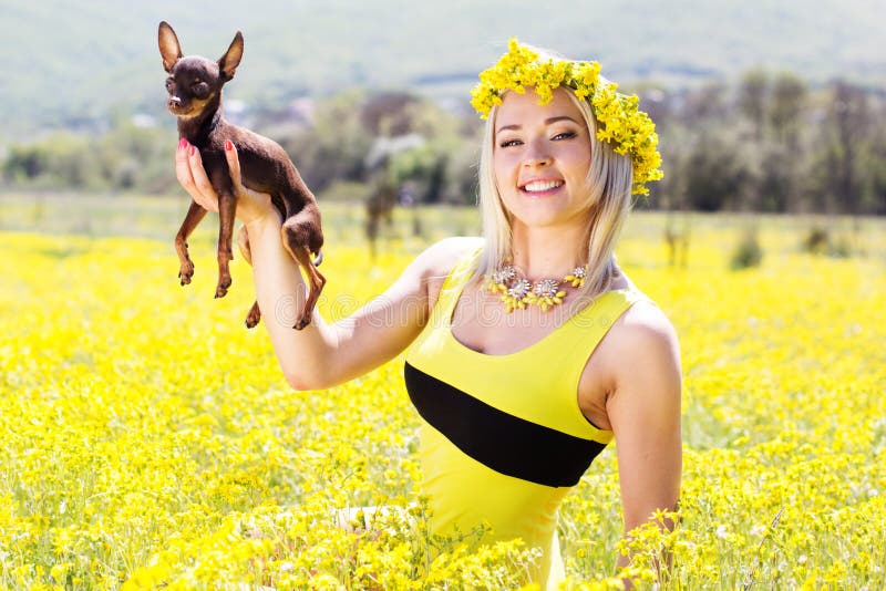 Ragazza graziosa sulla natura con il suo cane immagini stock libere da diritti Ragazza graziosa sulla natura con il suo cane immagini stock libere da diritti